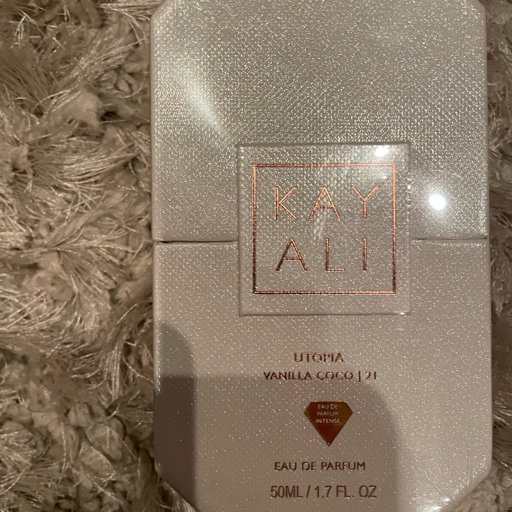 Kayali utopia perfume